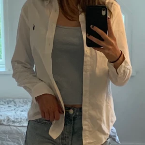 Vit Ralph Lauren skjorta - Ralph Lauren skjorta i bra skick strl 16 passar mig som har Strl S, superfin att ha både uppknäppt som knäppt🤍✨( SÄLJER EN UNGEFÄR LIKADAN SKJORTA FAST GANT OCKSÅ) 