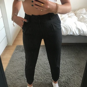 Kostymbyxor NA-KD - Säljer mina randiga kostymbyxor från NA-KD då dom är lite för korta för mig som är 174 cm. Dom är i superfint skick då dom är varsamt använda. Pris går att diskutera. 