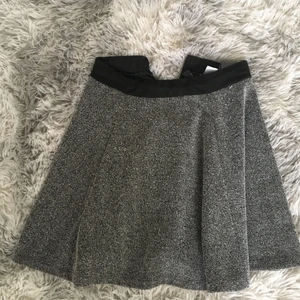 Kjol  - En grå kjol som använts ungefär 3 gånger. I väldigt bra skick. Har en dragkedja som man kan dra ner på baksidan <3