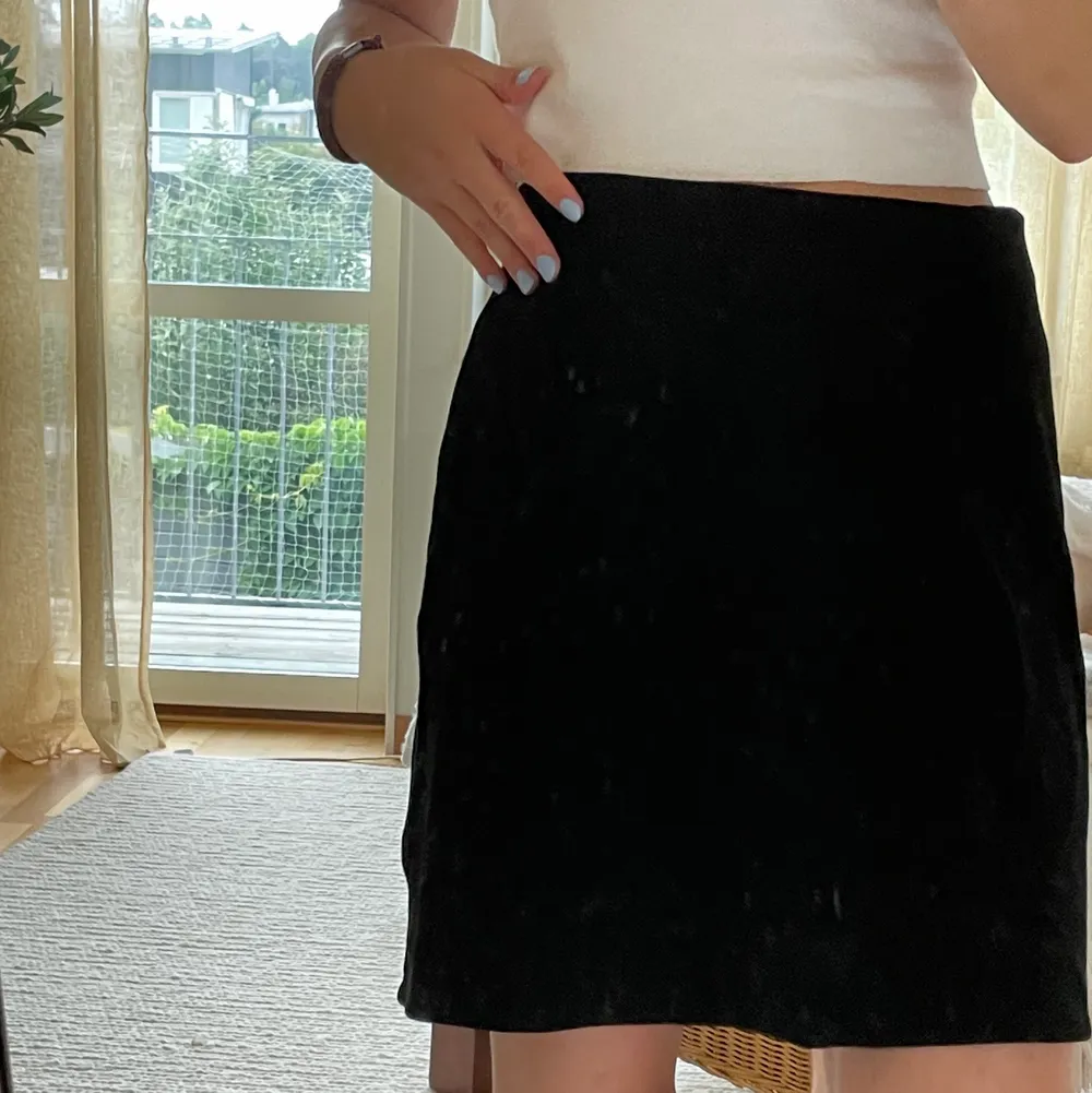 svart kjol från h&m som aldrig är använd, har dock tagit bort prislappen… den är skitsnygg o passar till mycket :). Kjolar.