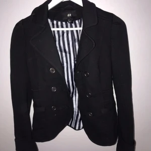 Svart kavaj  - Svart kavaj från hm som inte kommer till användning. 