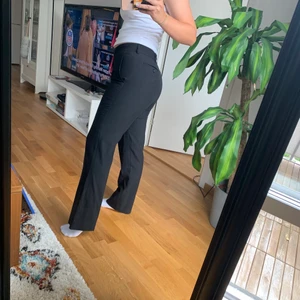 Svarta raka kostymbyxor - Skitsnygga kostymbyxor som sitter så bra över rumpan och ner rakt över benen!!