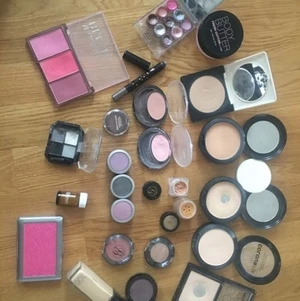 Massa smink - Massa smink rouge, puder, ögonskugga och massa mer. Kolla på bilderna! 150kr för allt