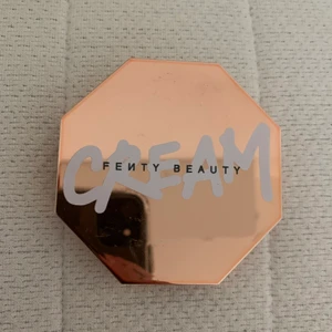 Fenty cream bronzer - Fenty beauty Cream bronzer i nyans Teddy, säljes pga passar inte min hy. Prövad 2 gånger med ren borste. 