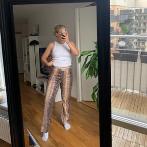 Ormmönstrade byxor - Så coola och bekväma byxor! Materialet är väldigt lätt och töjer sig bra, samt låter inte när man går! Strl är 34 men passar även 36!