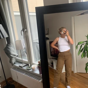 Bruna jeans med synliga sömmar - Jättefina jeans i den kanske trendigaste färgen just nu, brunt!! Köpta från H&M för några år sedan men knappt använda pga tycker inte formen passar min kropp. 