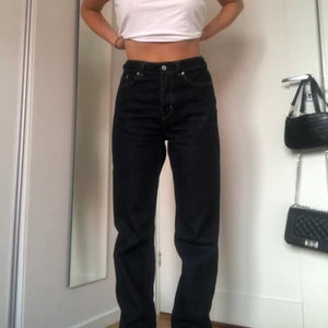 Weekday jeans - Säljer dessa Weekdayjeans i en mörkare färg 🌸 Köpte dessa i Berlin men de har inte kommit till användning. Modellen är Voyage och vid intresse kan jag visa fler bilder☺️