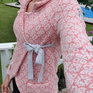 Rosa Odd Molly kofta - En fin äkta Odd Molly kofta i fint skick som inte längre används p.g.a att jag har bytt stil. Storlek 0 men passar som xs. Priset kan förhandlas. Du står för frakten 📦💕