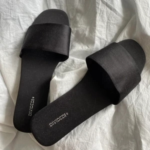 Tofflor - Fina tofflor från H&M i fint skick eftersom dom aldrig kommit till användning. FRAKT INGÅR❤️