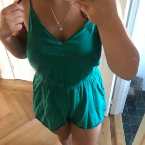 Grön one peice - Super fin och jättesöt, har ett resårband i midjan så midjan kan stretchas. Ser nästan ut som en klänning 😊 