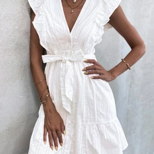 Klänning - Söt klänning från Shein i storlek M.