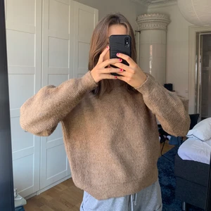 Stickad tröja - Brun, stickad tröja i OneSize. Skulle nog säga att den passar XS, S, M (är själv en S vanligtvis). 🧸💕🌟 Köparen står för frakt!