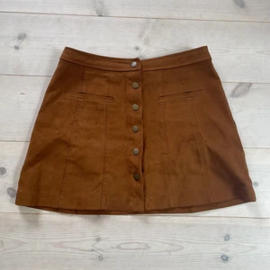 Kjol från Zara i mocka - En kjol från Zara i mockaimitation, köpt i portugal. Kjolen är i ett ganska stretchigt material och därmed väldigt bekväm. En kjol perfekt för hösten! Köpte den ny men är i använt skick numera. (Frakt tillkommer)