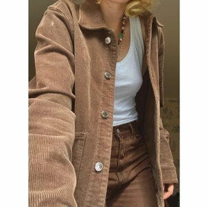 Brun Weekday Manchester jacka stl M - Cool o trendig jacka från weekday som passar bra nu till hösten. Köpt för 600 kr. Inga defekter eller skador:)))