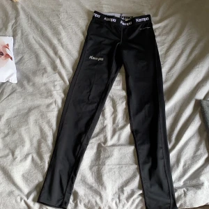 kempa träningstights - säljer ett par kempa träningstights dam modell storlek S i nyskick! endast använda 3 gånger! nypris 449kr,  mitt pris 300kr +frakt 🖤🖤🖤