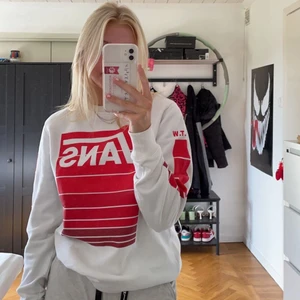 Tröja - Skitsnygg vans tröja som inte finns att köpa längre. Köpt för 700kr och knappt använd. Större i storleken än en XS, skulle säga att upp till M funkar beroende på hur man vill att den ska sitta.