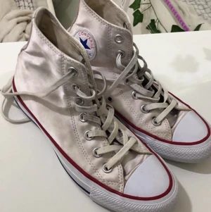 CONVERSE chuck taylor all star high  - storlek 36 men passar även 37. skorna är glänsiga och färgen är beige/vit ( inte smuts ). använt bara 2  gånger. Snören är lite smutsig men går bort om man tvättar eller byter.  kan mötas upp vart som helst inom stockholm