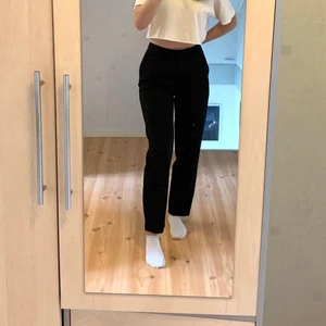 Svarta kostymbyxor, strl 36 - Svarta kostymbyxor från Vero Moda i storlek 36. Säljs på grund av att de inte används längre. De är knappt använda och är som nyskick. För mig som vanligtvis bär S/36 i byxor sitter dessa bra överallt förutom i midjan där de är lite för stora. Jag är 164 cm och byxbenen går ner lite nedanför min ankel. Nypris mellan 400-500 kr, säljs för 200 kr. Köparen står för frakten☺️