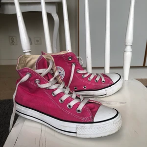 Rosa convese  - Säljer dessa rosa converse köpte för ett tag sen men dom har inte kommit så mycket till andvändning. Super bra skick.