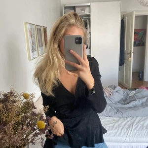 Hm blus - Säljer en svart blus med ”orm” print från HM storlek 34! Aldrig använd! 🖤