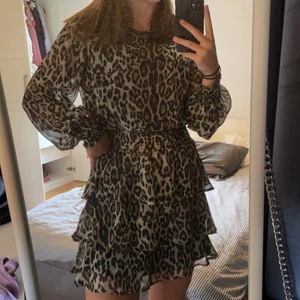 Volangklänning  - En fin volangklänning från Gina Tricot. Funkar både till vardags och till fest, även snyggt med ett par tights till.  Den är i storlek 36 och aldrig använd. Nypris 399kr, säljes för 110 plus frakt. Pris kan diskuteras 