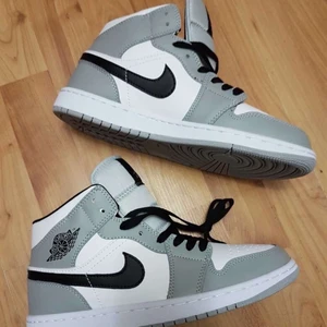 Jordan 1 Smokey Grey  - Finns i alla storlekar och skickas med gratis spårbar frakt 