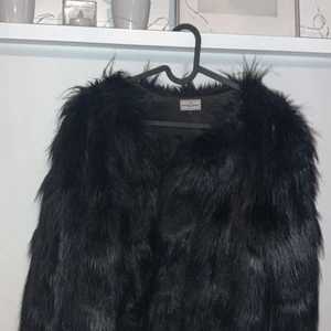 Pälsjacka i storlek s!  - Storlek s jätte fint skick använd 2 gånger! Säljer pga att den inte längre är min stil😊
