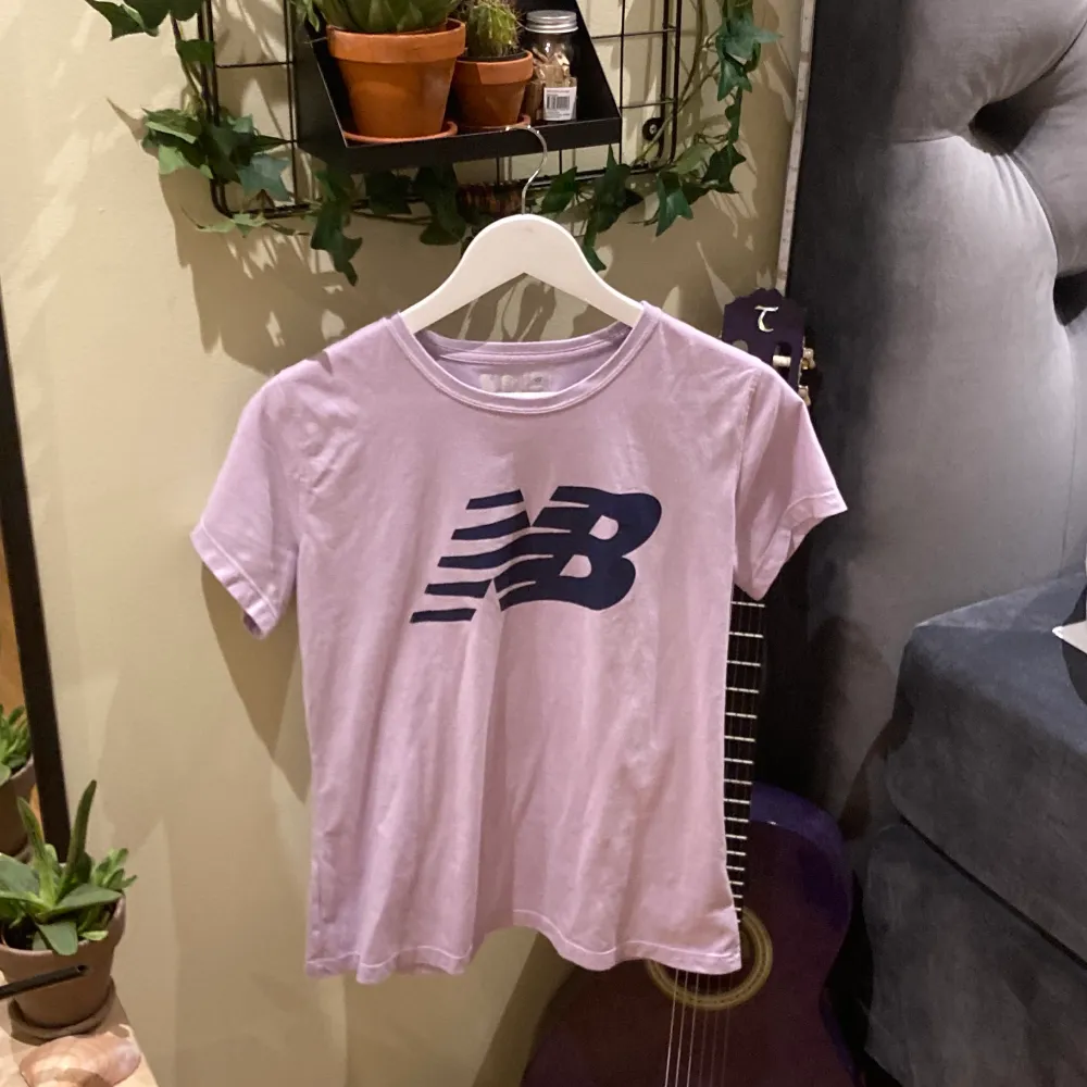 Rosa t-shirt från New balance storlek S. Väldigt bra skick aldrig använd. Köper betalar frakt (66kr)❤️‍🔥. T-shirts.