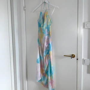 Backless pastel tiedye sommarklänning! 🌟 - Smickrande backless pastel tiedye sommarklänning  i storlek S. Har endast använt en gång så är i nyskick! Köparen står för frakt! 🌟❤️