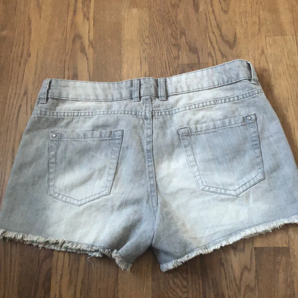 Ett par snygga gråa faded shorts med lite ripped detaljer. Osäker vart de är köpta, väldigt bekväma . Shorts.