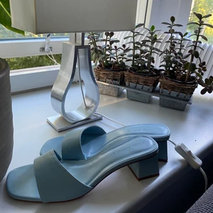 Babyblå sandaletter💙 - Babyblå sandaletter/klackskor köpta här på Plick men säljer då de va lite för små för mig med breda fötter. De är i mycket bra skick med några små märken men som knappt syns! Endast testade av mig. Kan mötas eller frakta (köparen står för frakt)🤍