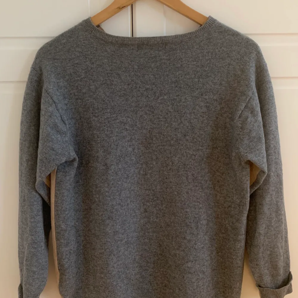 Superfin tröja i 100% kashmir. Märket är M&S collection. Säljer då den inte kommer till användning💕💕 (knappt använd). Tröjor & Koftor.