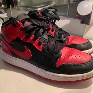Tänkte nu sälja mina röda Air Jordan Mids. De är som nya! ❤️
