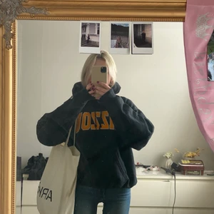 Vintage hoodie! - Intressekoll på min vintage hoddie ifrån märket Champion! Den är i ett jättefint skick och knappt använd!🖤 den är i en strl M och jag brukar ha Xs i mina kläder så den är lite oversized på mig!🤍