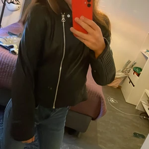 Skinnjacka - Säljer den här jätte fina skinnjackan💓 har aldrig använt den💕