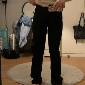 Helt nya Vilma kostymbyxor - Splitternya byxor ifrån bikbok( Vilma) Stl 36 köpte dem för 1 vecka sen men har inte använt dem för dem var lite för långa och små för mig så jag skulle lämna tillbaka dem men hittar inte kvittot så jag säljer dem här istället!