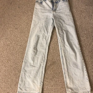 Ijus blå jeanse - Ett par ijus blå raka jeanse köpt på Lindex för ett halv år sen inga skador  