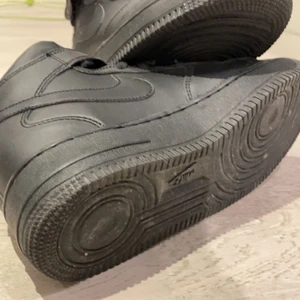 Detta är ett par Nike air force one höga - Detta är ett par Nike air force one svarta som är använda ett antal gånger som syns. De ör storlek 38,5. Jag säljer dessa för 600 med frakt. Skriv om ni ör intresserade.