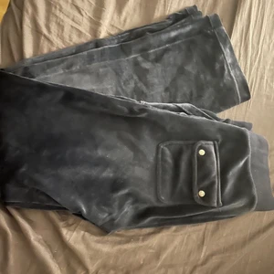 Juicy byxor - Mörkblåa juicy byxor med fickor, bra skick.