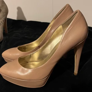 Guess pumps i skinn stl39 - Guess pumps i skinn i stl39. (Kostade 1595kr). Köp mina nu för endast 199kr!!