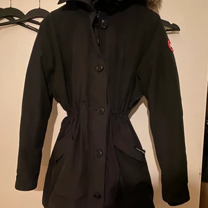 Canada Goose- rossclair parka  - 2xl. Helt ny, använt bara några veckor, inga slitage på jackan.