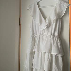 Säljer min konfaklänning som endast är använd en gång. Så himla fin vit klänning med v-ringning och volanger, samt att det är lite prickig som man ser🔥🔥❤️❤️ storlek 36