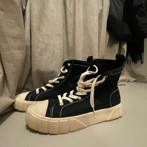 Höga Sneakers - Höga sneakers från Zara. Använda 1 gång så nästan splitternya 