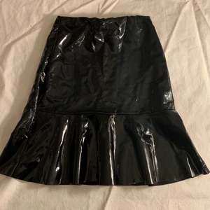 Lakk kjol - Andvänd , litet hål vit sidan