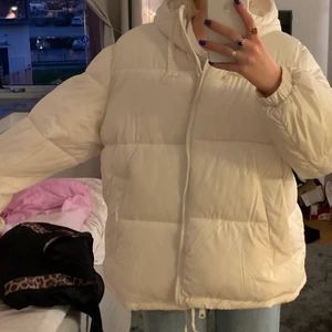 Pufferjacka - Intressekoll på denna superfina puffern till vintern! Är i stl XL men passar mig som normalt har S superfint om man vill den ska gå ner lite över rumpan!