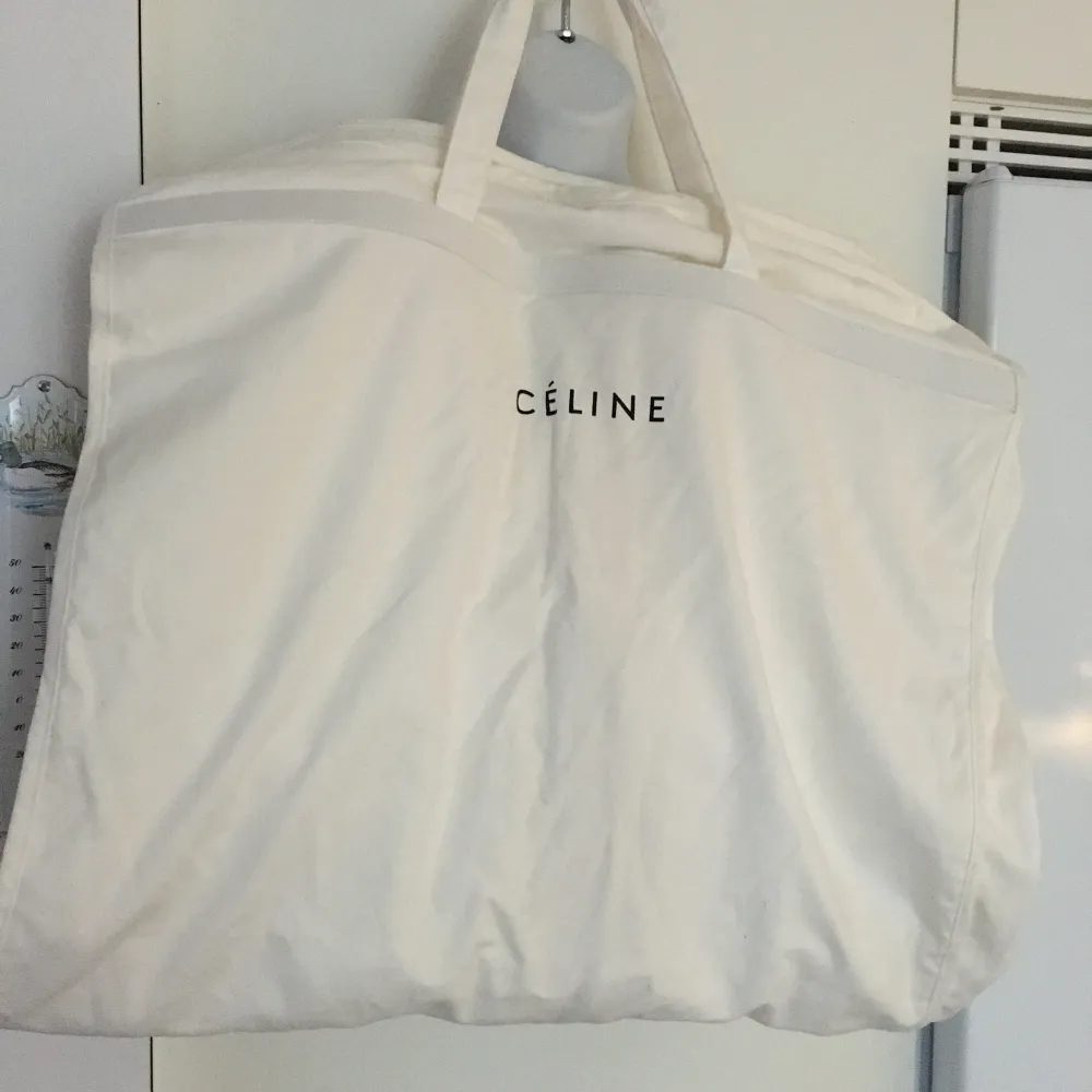 Celine kläder förvaring i bomull. Vit färg och helt rent utan fläckar.. Väskor.
