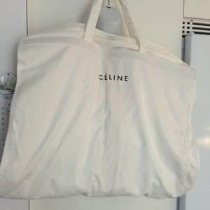 Celine kläder förvaring i bomull. Vit färg och helt rent utan fläckar.