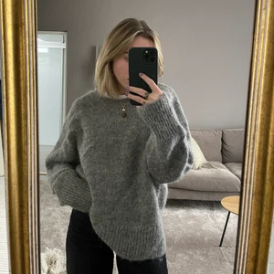 Grå stickad🤍 - En varm o mysig stickad tröja från h&m som är i wool/alpaca blandning. Det är storlek XL i tröjan men har en snygg oversized fit på mig som är XS/S🥰🥰frakt tillkommer