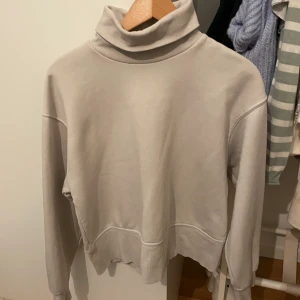 Tröja zara  - Snygg tröja från zara med krage! Väldigt skön och mjuk!! Bra skick också 💗💗💗💗