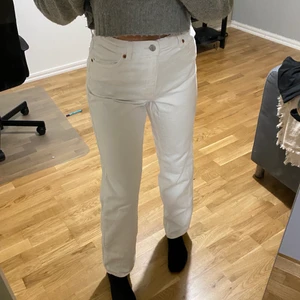 Vita jeans  - Ett par vita jeans från Monki, inte alls använda mycket och de sitter som en smäck, de är verkligen inte genomskinliga!! Jag har köpt de för 400kr och säljer för 150kr, storlek 28 men jag skulle säga att de passar som 27 också minst. 